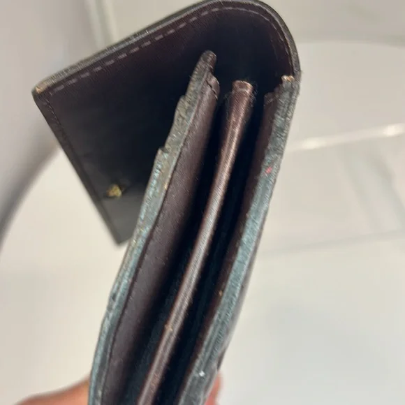Authentic Louis Vuitton monogram vernis Sara wallet.